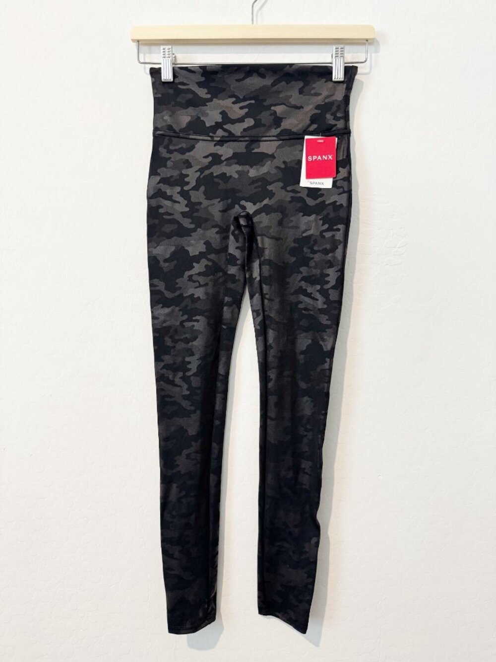 Spanx Camo Leggings Size‎ Small Black Matte Faux Leather Shaping Downtown Indie